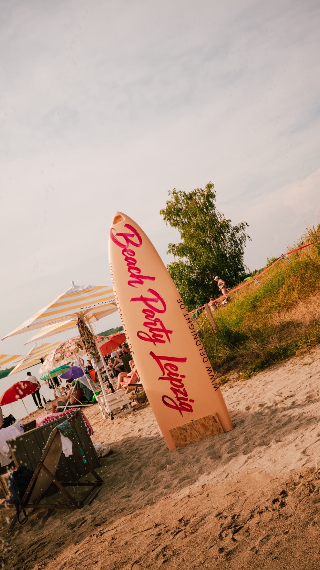 Beach-Party-Signage am Ufer