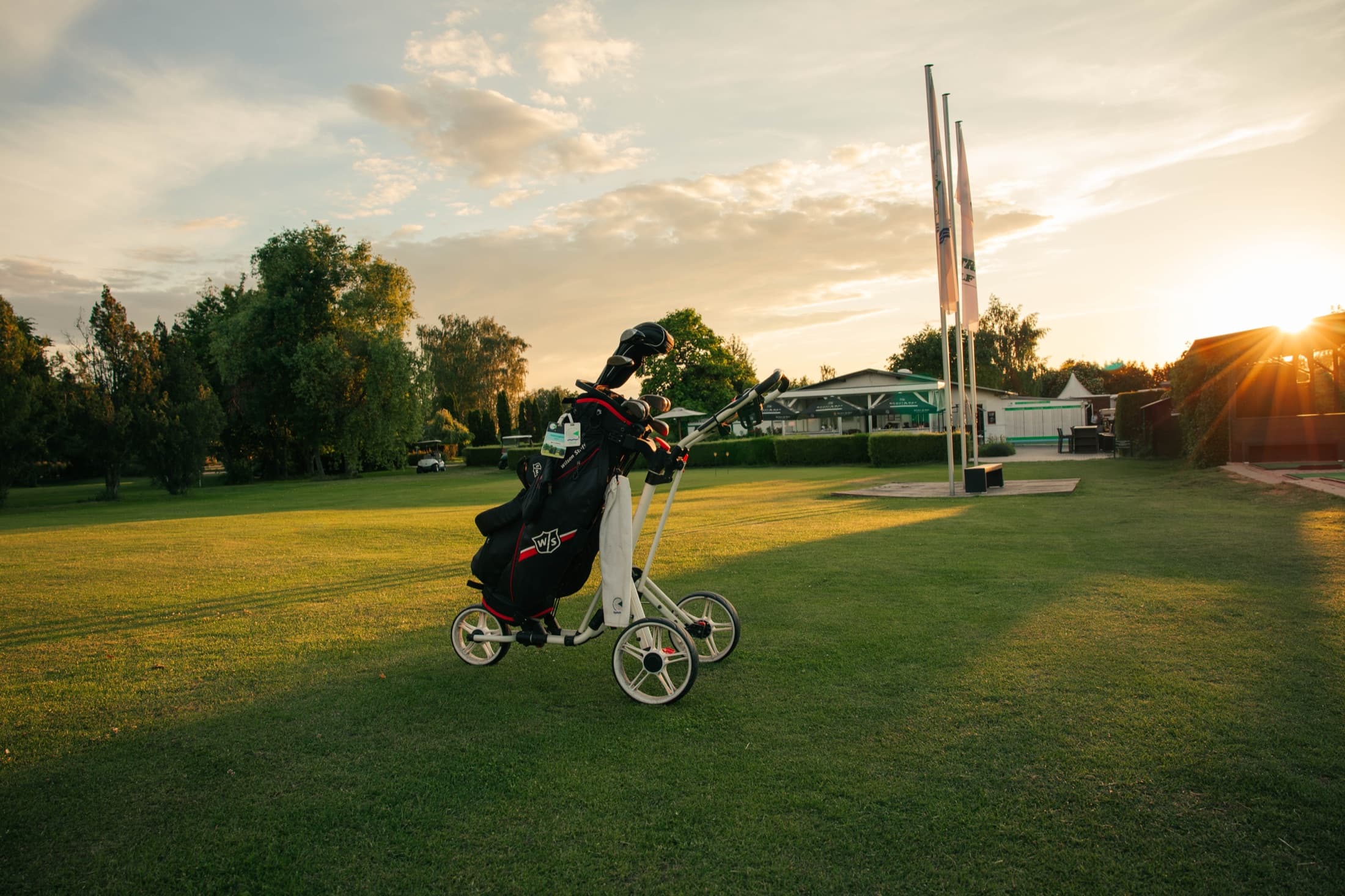 Golfplatz im Abendlicht